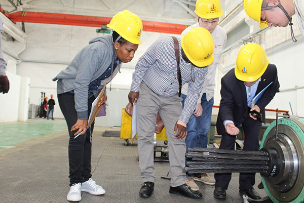 坦桑尼亞新瓦米大橋客戶近距離觀察錨具靜載錨固試驗安裝后細節(jié)